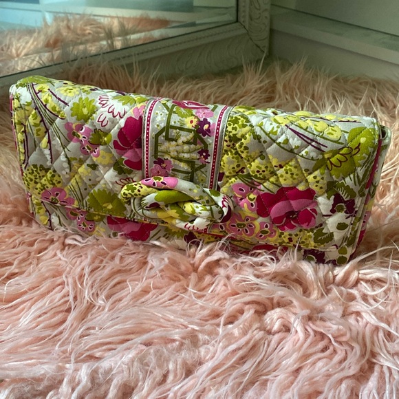 Vera Bradley KNOT JUST A CLUTCH Make Me Blush Pattern Clutch Handbag - Picture 1 of 7